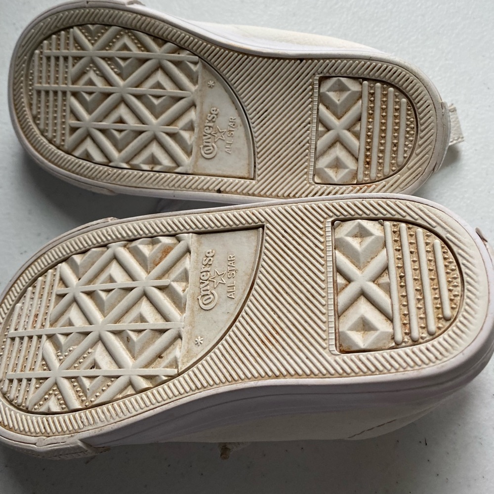 Girls size 8 converse leather shoes - Picture 2 of 3